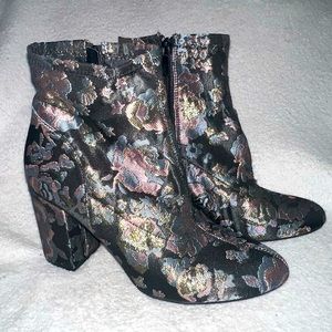 Kenneth Cole Reaction Women’s Floral Print Heeled Booties | Black |